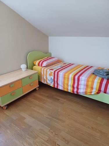 Campo del Gatto في فِتيربو: غرفة نوم صغيرة مع سرير وخزانة