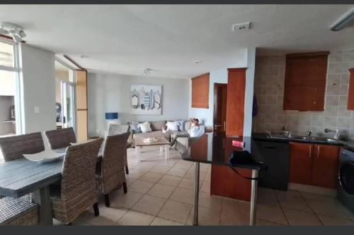 uma cozinha e sala de estar com uma mesa e um sofá em Dawn's Apartment em Margate