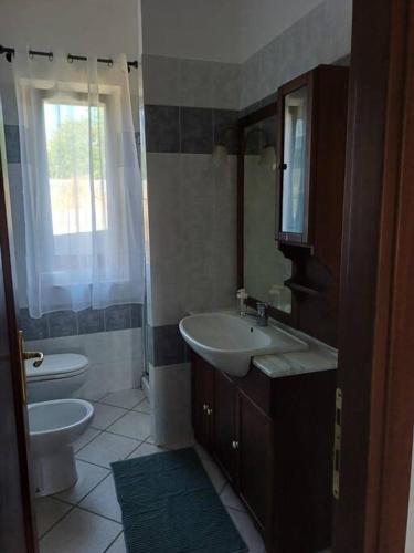 a bathroom with a sink and a toilet at Campo del Gatto in Viterbo