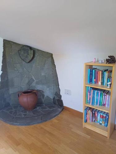 a room with a vase and a book shelf at Campo del Gatto in Viterbo
