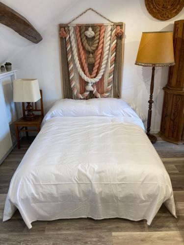 um quarto com uma cama de dossel branca em Un séjour royal au calme em Blois