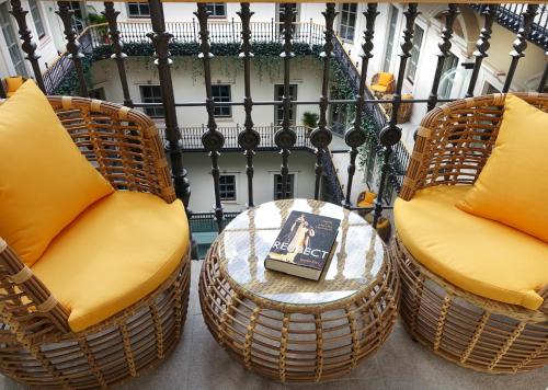 Posezení v ubytování Aria Hotel Budapest by Library Hotel Collection