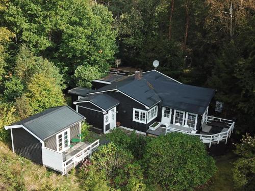 an aerial view of a house in the woods at Peaceful getaway in the woods w/ fireplace in Åsljunga