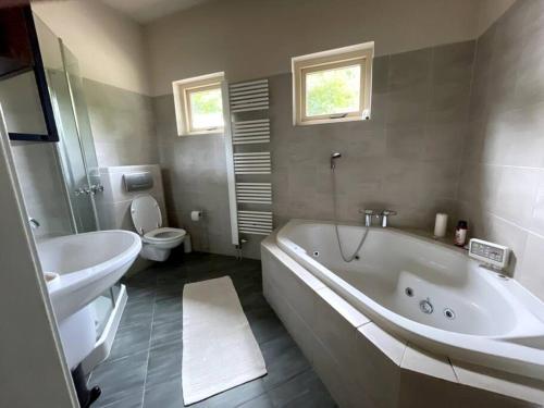 Koupelna v ubytování Private & green guest stay