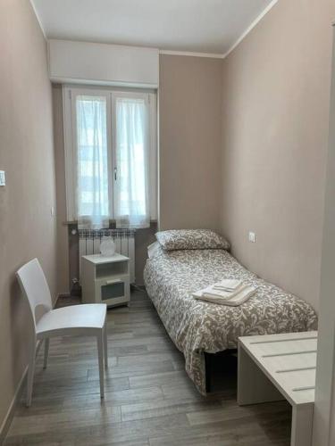 una camera da letto con un letto, un tavolo e una sedia di Da Francesco a Pisa