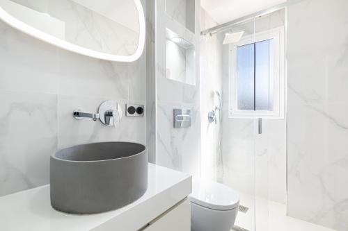 ベニドルムにあるGemelos 22-3-21D Apartment Deluxe Levante Beachの白いバスルーム(洗面台、トイレ付)