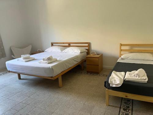 twee bedden in een kamer met handdoeken erop bij FlatEly a Testaccio in Rome