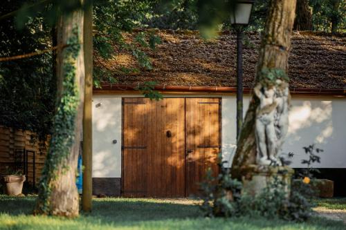una puerta de madera de una casa con un árbol en Chez Bernadette Alsace prox Route des Vins et Europa Park Rulantica en Marckolsheim