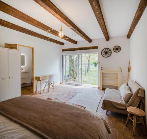 1 dormitorio con cama, sofá y mesa en Chez Bernadette Alsace prox Route des Vins et Europa Park Rulantica, en Marckolsheim