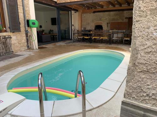 une piscine au milieu d'une maison dans l'établissement Maison Céleste, à Nuits-Saint-Georges
