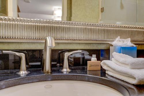 um lavatório de casa de banho com duas torneiras e toalhas em MGM Signature Tower 3 w/extended balcony em Las Vegas