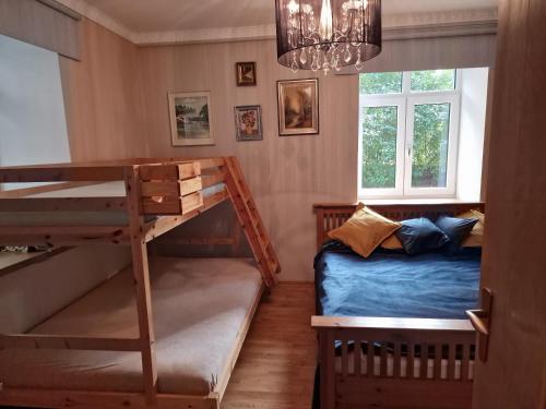 1 dormitorio con 1 litera y 1 litera en Valley of Peace with free parking&playground, en Ikšķile