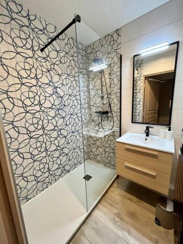 une salle de bain avec douche et lavabo dans l'établissement Résidence Domaine Iratzia Erromardie - Appartement T2, à Saint-Jean-de-Luz
