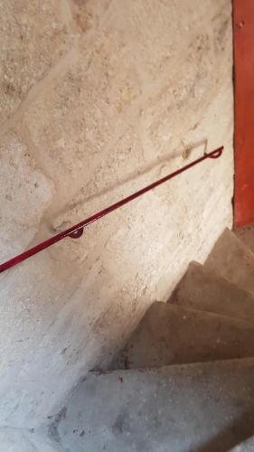 czerwony patyk na ścianie w obiekcie Studio cosy au coeur du centre historique w Montpellier