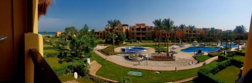 einen Luftblick auf ein Resort mit einem Pool in der Unterkunft Mountain View 2 Ain Sokhna, Sea & Pool View, Penthouse with Roof- Families ONLY in Ain Suchna