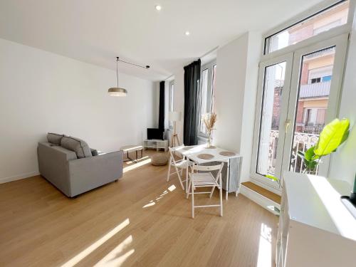un salon avec un canapé et une table dans l'établissement LE TREFLE DE FALGUIERE - Hypercentre- Gare, à Toulouse