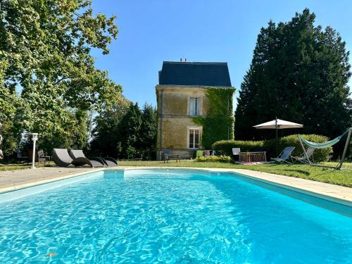 a swimming pool in front of a house at Château de Belleaucourt 