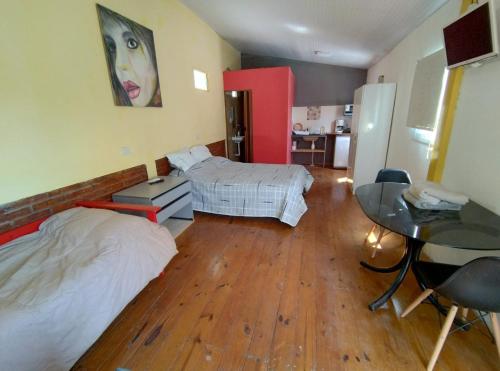 1 dormitorio con cama, mesa y comedor en Departamento en 1•piso. centro. pileta en Formosa