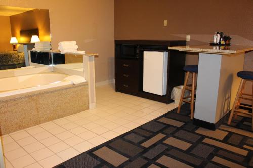 une grande salle de bain avec une baignoire et un lavabo dans l'établissement Days Inn by Wyndham Watertown, à Watertown