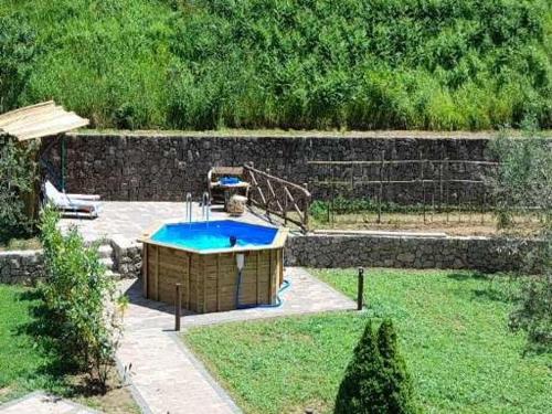una piscina con una fuente en un patio en La Casa sulla Penisola Sorrentina, en Vico Equense