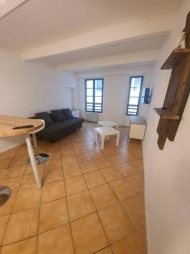 un salon avec un canapé et une table dans l'établissement Budgetbnb 181, à Toulon