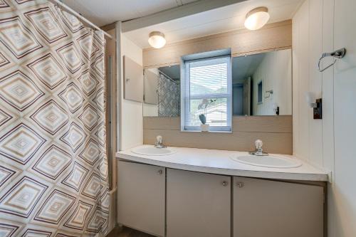Maggie Valley Home about 5 Mi to Cataloochee Ski Area! في ماجي فالي: حمام مغسلتين ومرآة
