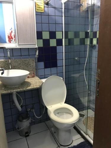 a bathroom with a toilet and a sink at Apartamento Napoli in Salvador