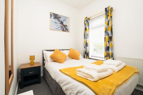 um quarto com uma cama com toalhas em Private Yard, Free Parking & Games at Laburnum House em Blackpool