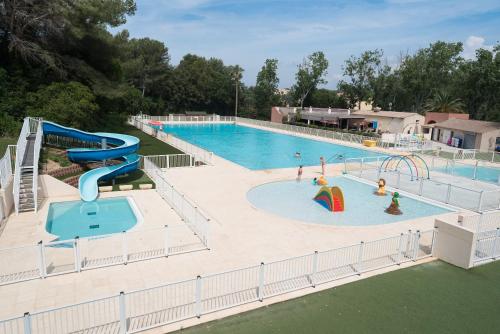 een groot zwembad met een glijbaan en een waterpark bij Le Verd'ô - Piscine - Plage - Parking - Wifi - MyBestLoc in Six-Fours-les-Plages