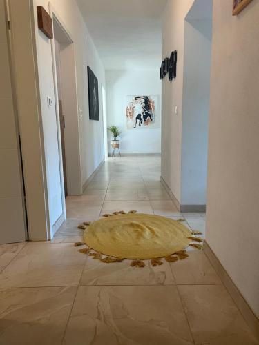 a large rug on the floor of a hallway at Moderne Wohnung mit Stil in Grossgerungs