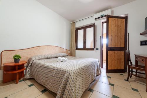 a bedroom with a bed with two towels on it at Residence Martino - Casa Vacanze in Castelnuovo Cilento