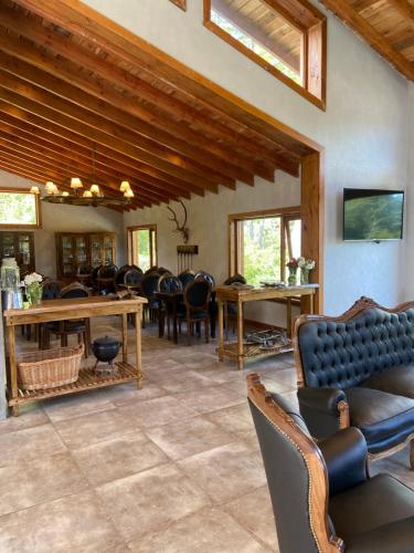 Ruang duduk di Cabañas y Hosteria El Condor Pasa VLA