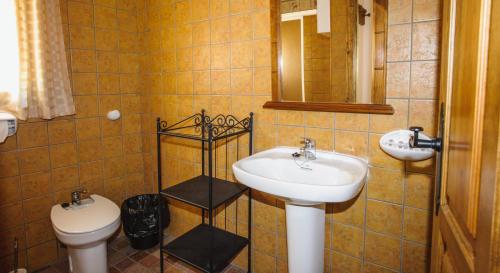 Casa rural Molino Jaraiz في يستي: حمام مع حوض ومرحاض