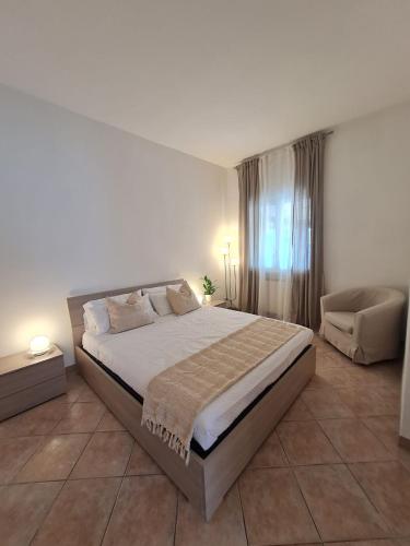 ein Schlafzimmer mit einem großen Bett und einem Sofa in der Unterkunft Il Nido Casa indipendente a Fiumicino Self check in in Fiumicino