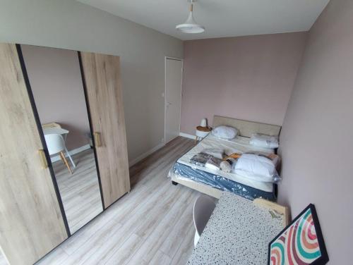 Ένα ή περισσότερα κρεβάτια σε δωμάτιο στο Chambre dans Appartement