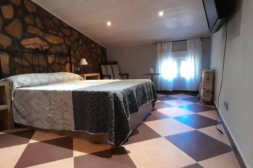ein Schlafzimmer mit einem Bett und einem karierten Boden in der Unterkunft Villa La Hojilla relax o trabajo in Cantoria