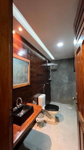a bathroom with a sink and a toilet at Apartamento Beira Mar Preá in Prea
