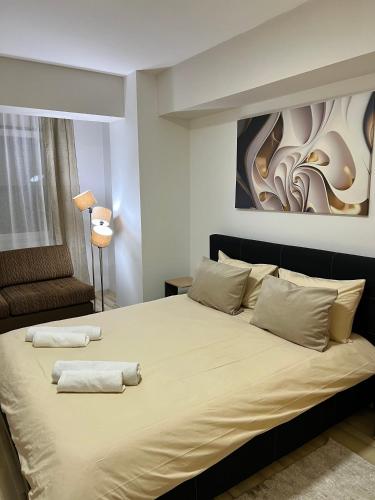 Un pat sau paturi într-o cameră la La Maison Apartment Skopje