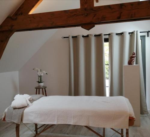 sypialnia z łóżkiem i oknem w obiekcie Osélience w mieście Hermeray