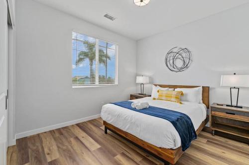 Кровать или кровати в номере Saratoga Sunset Rooftop Dining 1 mile to Beach
