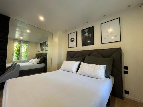 a bedroom with a large white bed and a couch at L'Oxalis villa (L'Osmanthus), Logement avec balnéothérapie privée in Bullion
