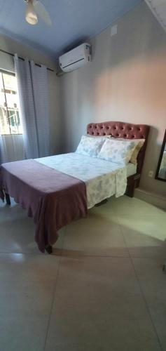 a bedroom with a bed in a room with a window at Angel Ilha Flats e Varanda da Praia in Abraão