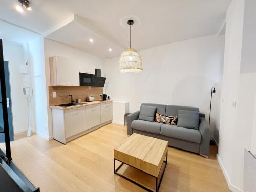 un salon avec un canapé et une table dans l'établissement LE COEUR DE FALGUIERE - Hypercentre - Gare, à Toulouse