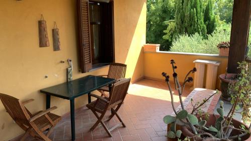 d'une terrasse avec une table, des chaises et une fenêtre. dans l'établissement Il Cielo di Lucio, à Pise