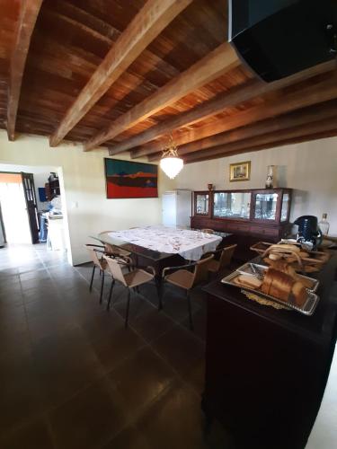 uma sala de jantar com mesa e cadeiras em Embu Manacás da Serra em Embu