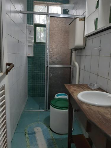 uma casa de banho com um chuveiro, um WC e um lavatório. em Embu Manacás da Serra em Embu