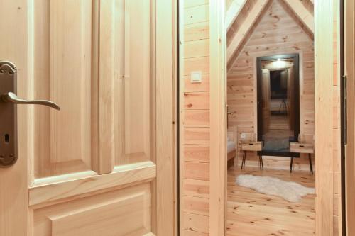 une porte menant à une pièce avec une table dans l'établissement Guest House Max, à Žabljak