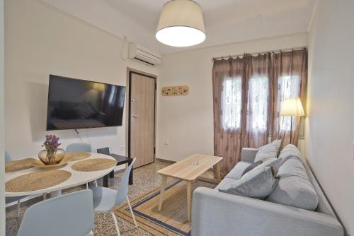 Athina في أثينا: غرفة معيشة مع أريكة وطاولة