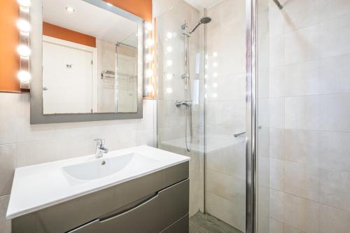 La salle de bains est pourvue d'un lavabo et d'une douche. dans l'établissement Loix Mar 11-E Apartment Levante Beach, à Benidorm