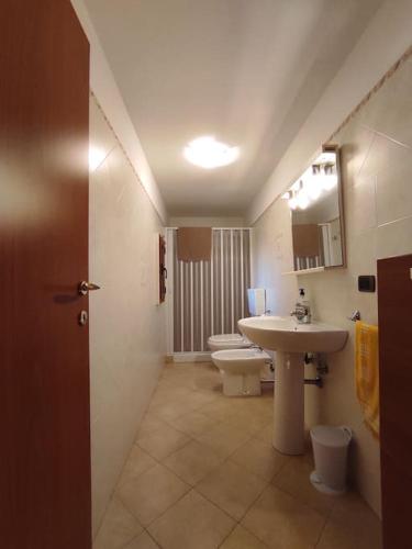 a bathroom with two toilets and a sink at Sulla mansarda di Gina in Palagiano
